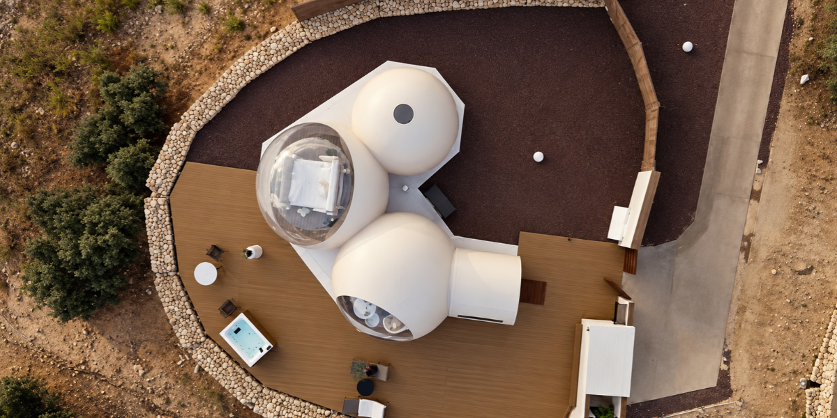 Vista aérea de una SkyBubble con terraza y jacuzzi